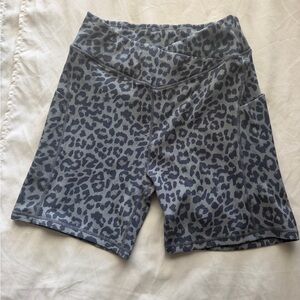 High-Waist Women’s Leopard Print Performance Bike Shorts - Gray L